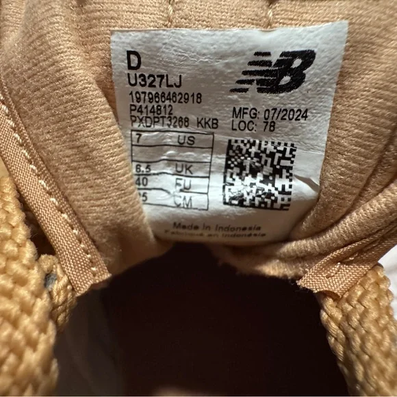 New Balance Beige/Tan Retro Style Sneakers - Picture 9 of 10